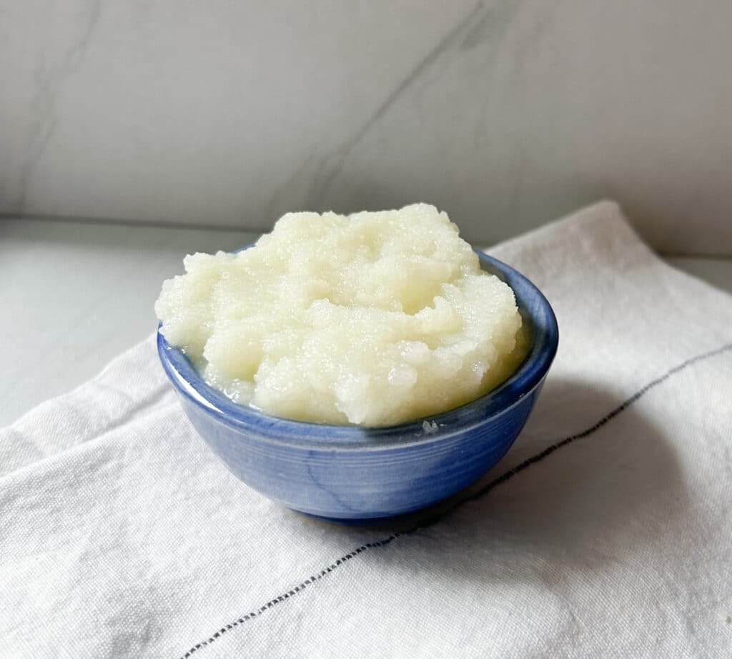 baby cauliflower puree in a blue bowl